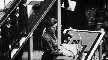 Simone Veil à la tribune de l’Assemblée nationale, le 26 novembre 1974 © AFP